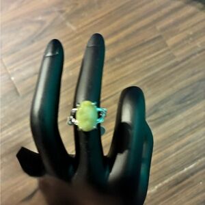 Elegant Silver and Green Agate Gemstone Ring